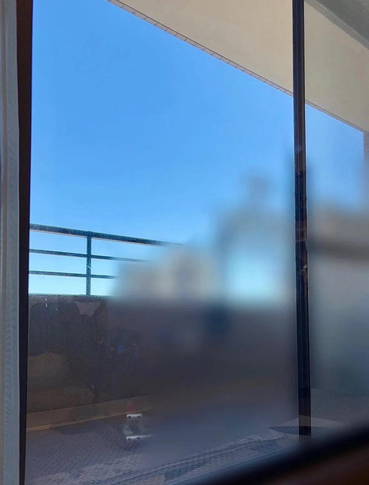 【施工事例】透明なのにしっかり遮熱！窓際の暑さ対策にクリアフィルム施工✨